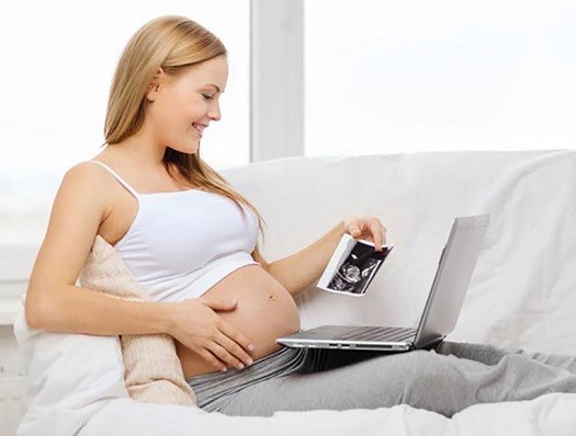 embarazada buscando sugerencias por internet