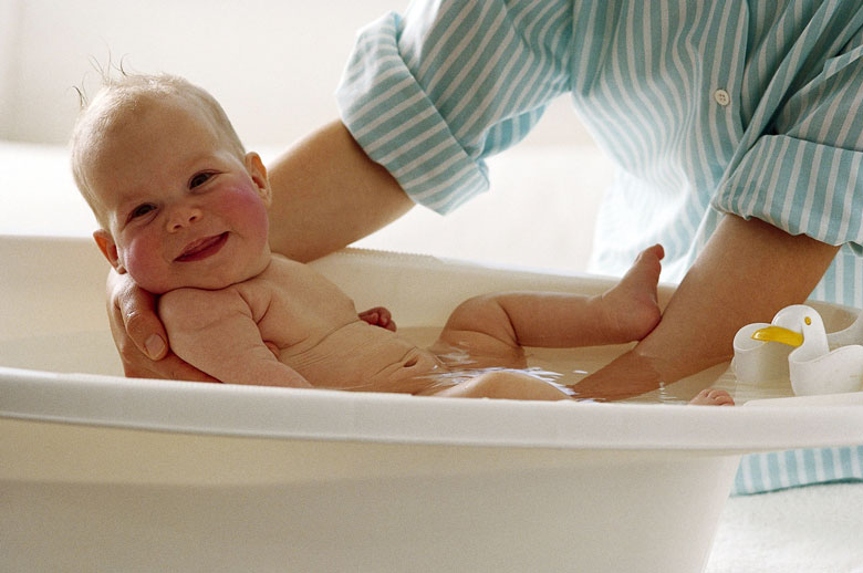Cómo baño del bebé